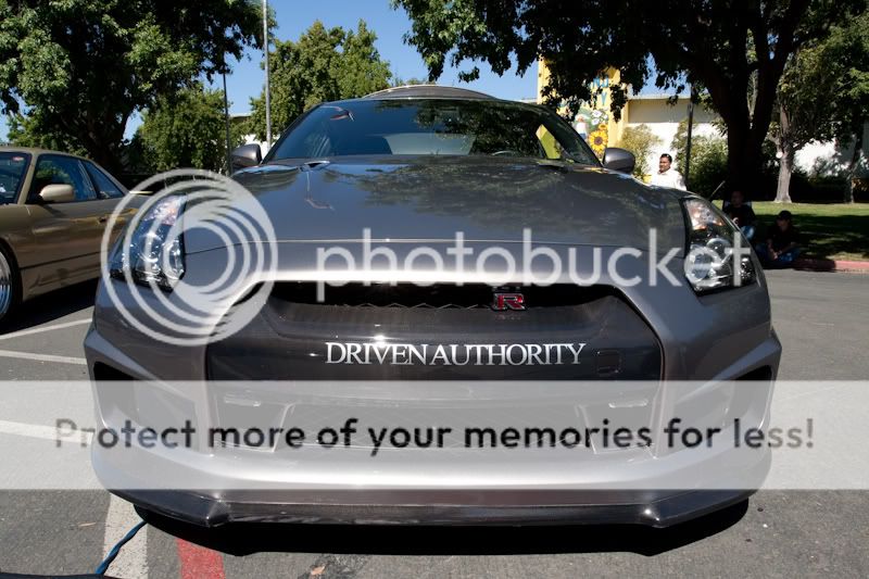 IMAGE: http://i765.photobucket.com/albums/xx291/themadmanazn/SkyLineandGTR-1.jpg